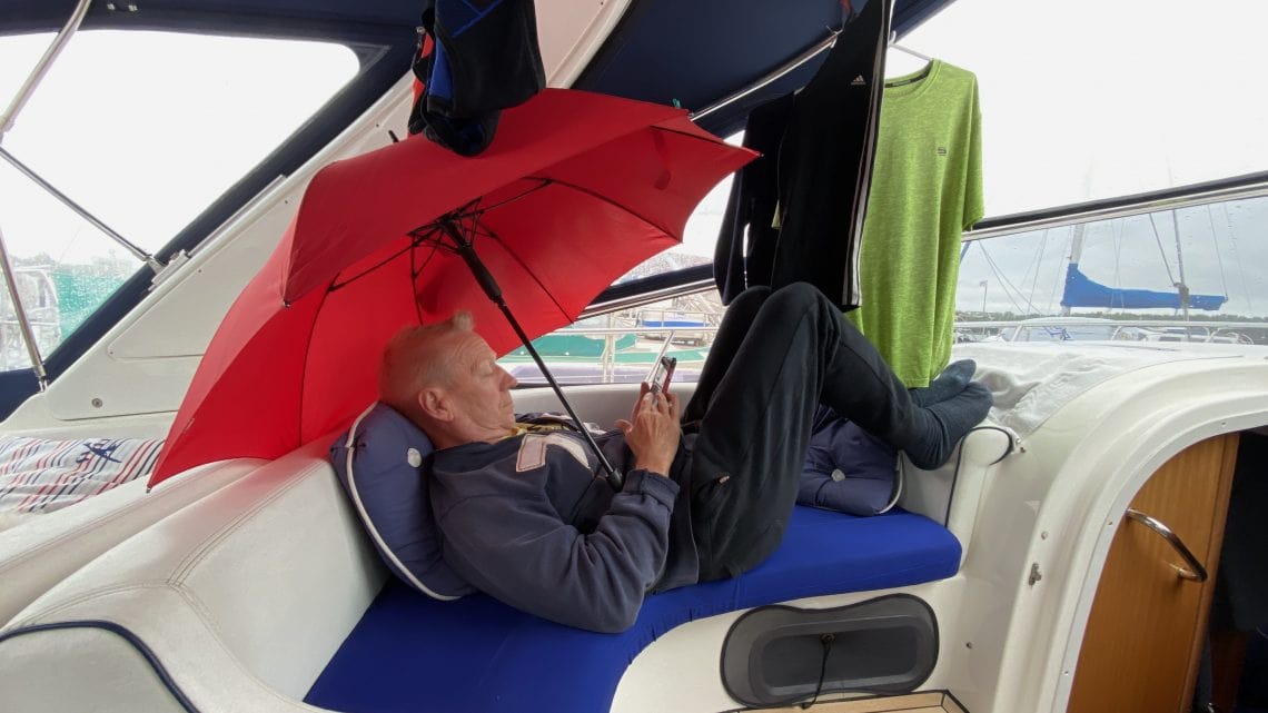 ES NIESELT IN EINEM FORT