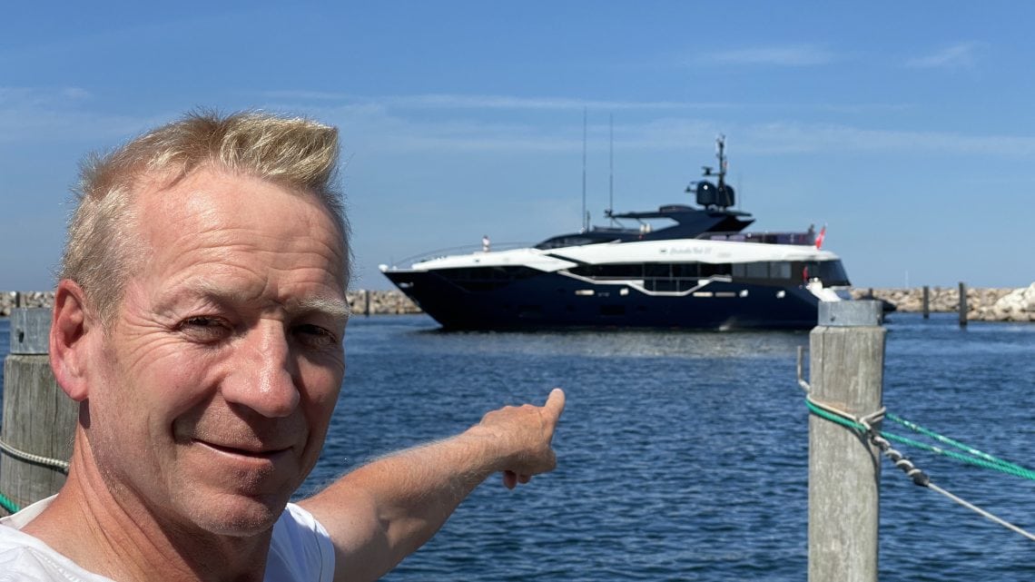 SALUTSCHÜSSE ZUM EMPFANG